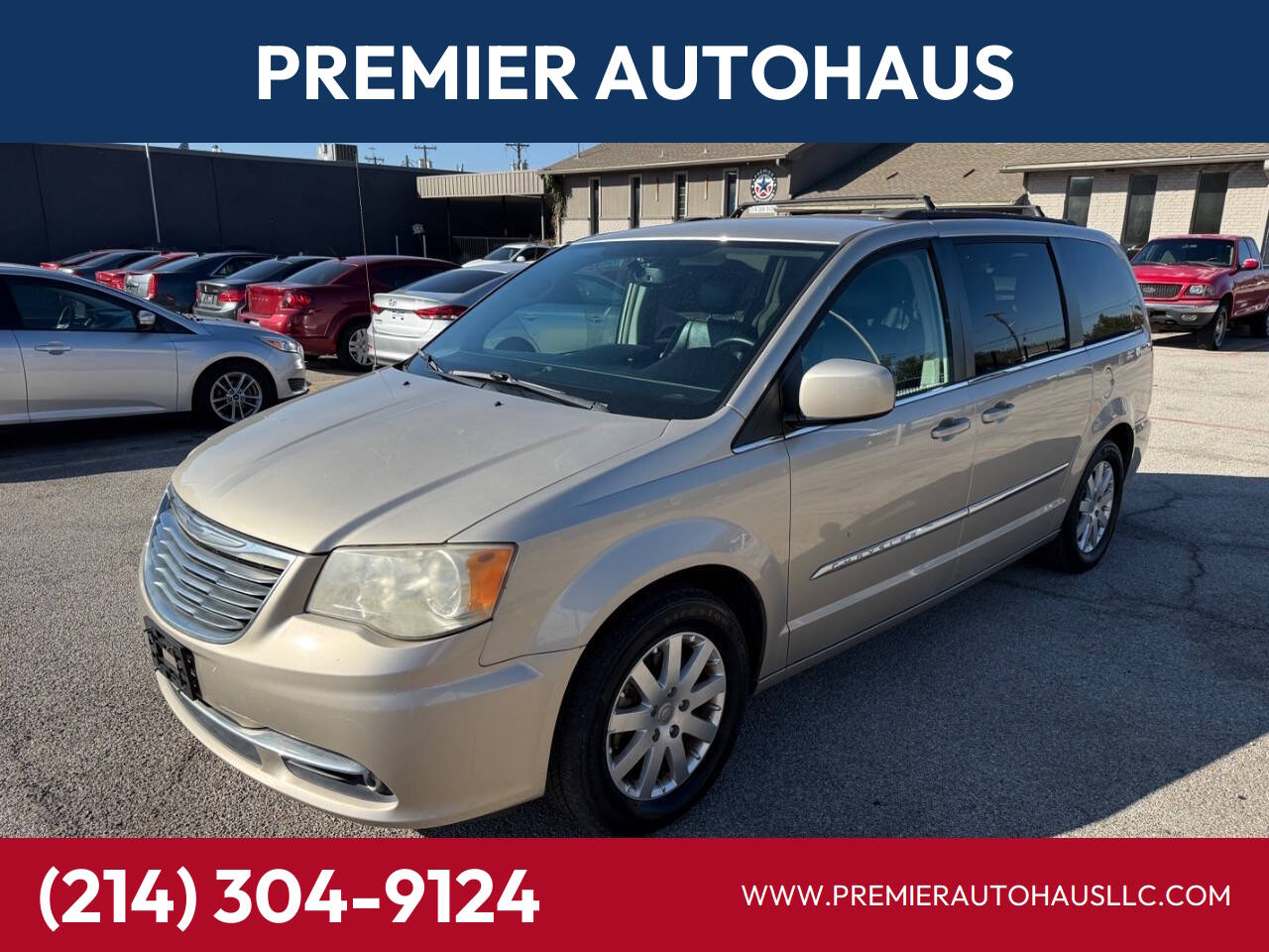 2014 Chrysler Town & Country Touring's photo