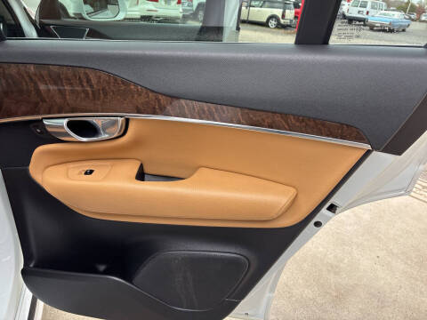 2016 Volvo XC90 T6 Momentum