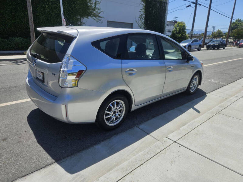 Image 3 of 2014 Toyota Prius v Two