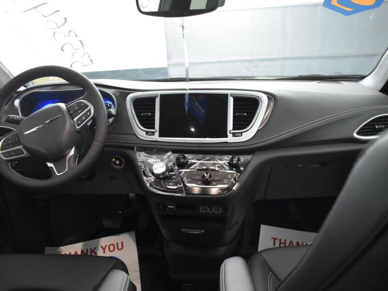 2025 Chrysler Pacifica Select