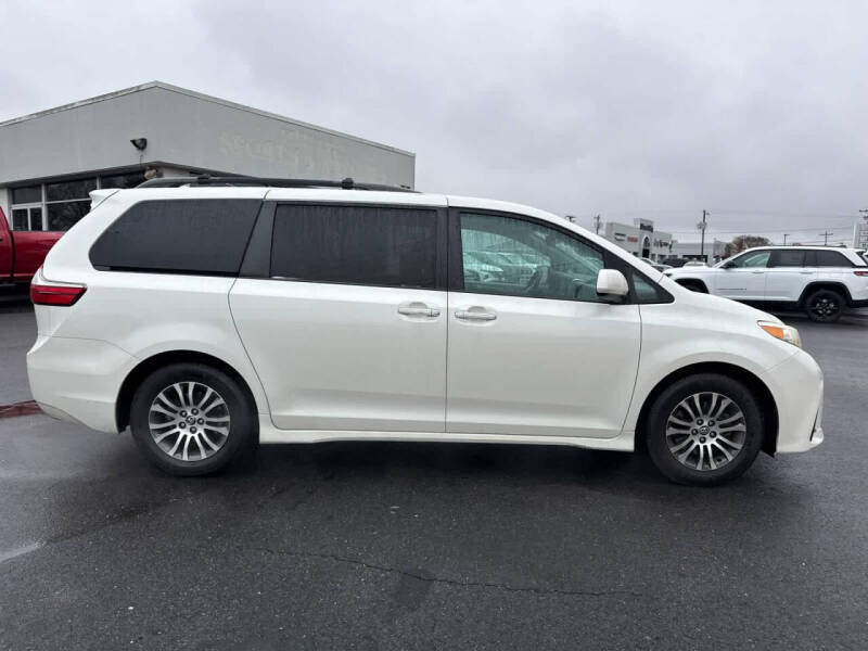 2018 Toyota Sienna XLE 7-Passenger Auto Access Seat