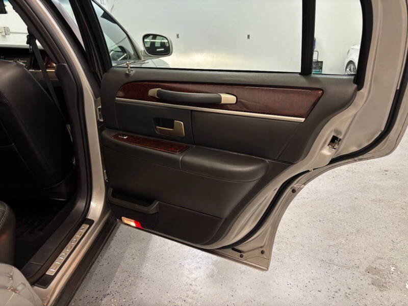 2006 Lincoln Town Car Signature Limited