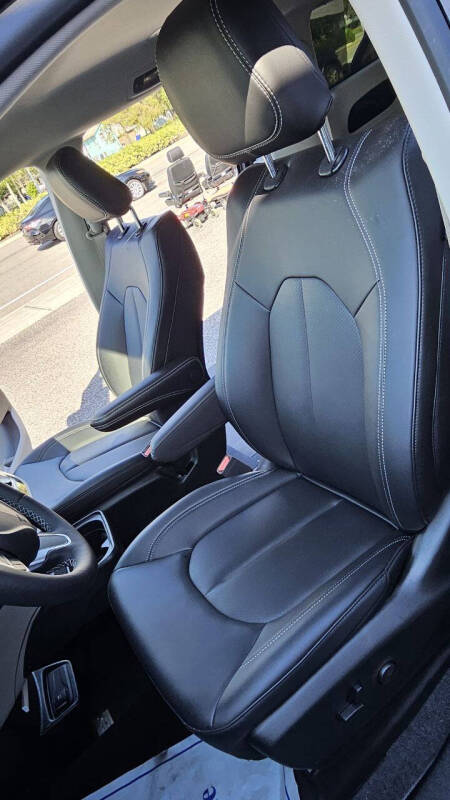 2024 Chrysler Pacifica Touring L