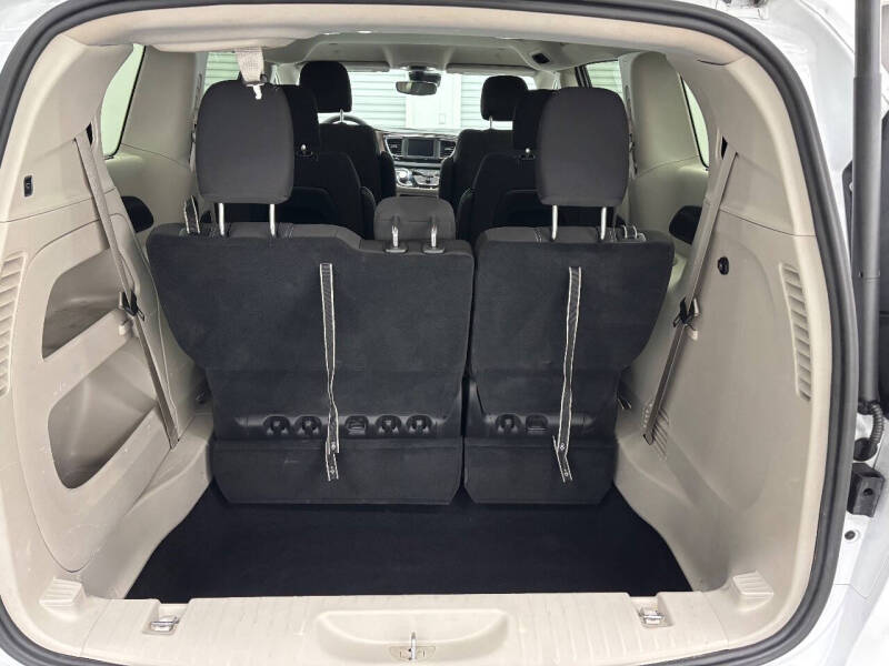 2023 Chrysler Voyager LX