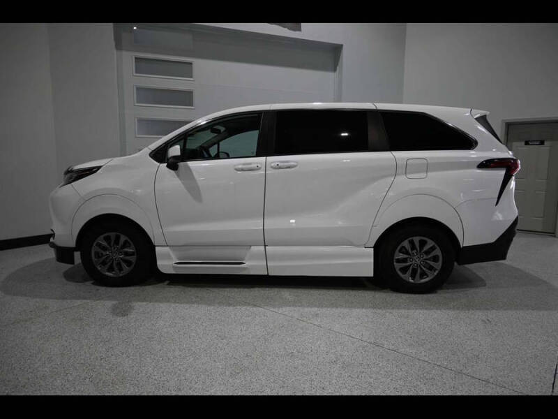 2022 Toyota Sienna LE 8-Passenger
