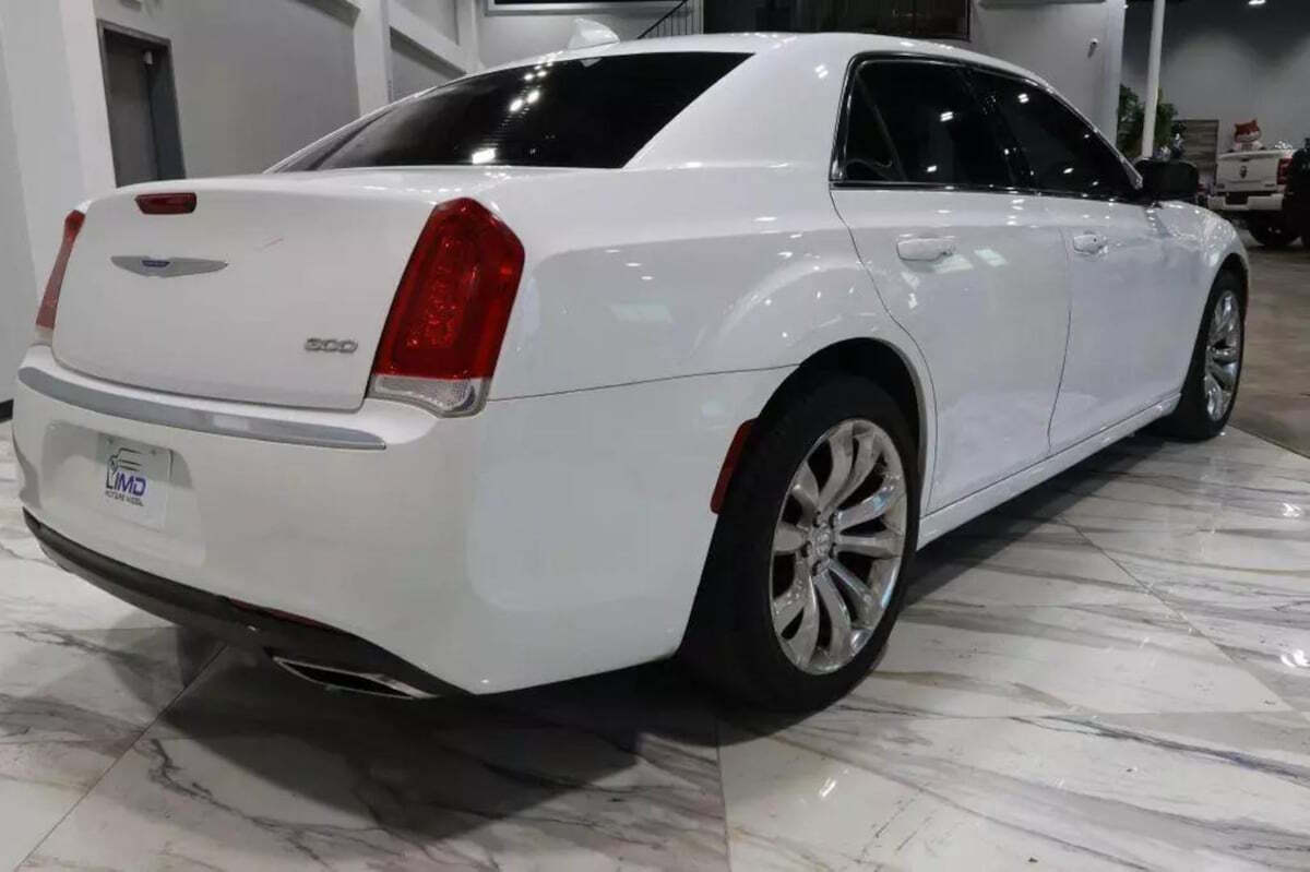 2019 Chrysler 300 for sale at IMD MOTORS, INC in Dallas, TX