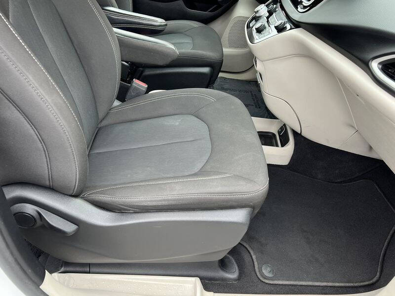 2022 Chrysler Voyager LX