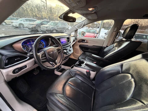 2017 Chrysler Pacifica Touring-L Plus