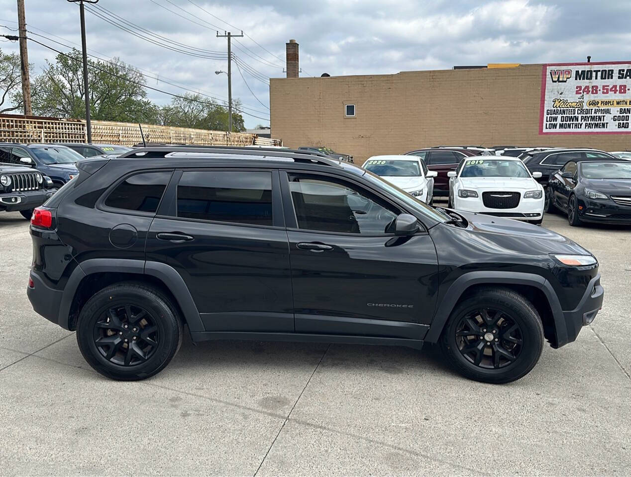 2017 Jeep Cherokee for sale at VIP Motor Sales in Hazel Park, MI