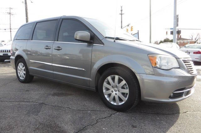 2014 Chrysler Town & Country Touring's photo