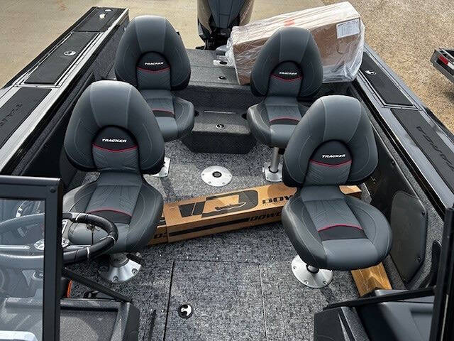 2026 Tracker Targa V-19 Combo