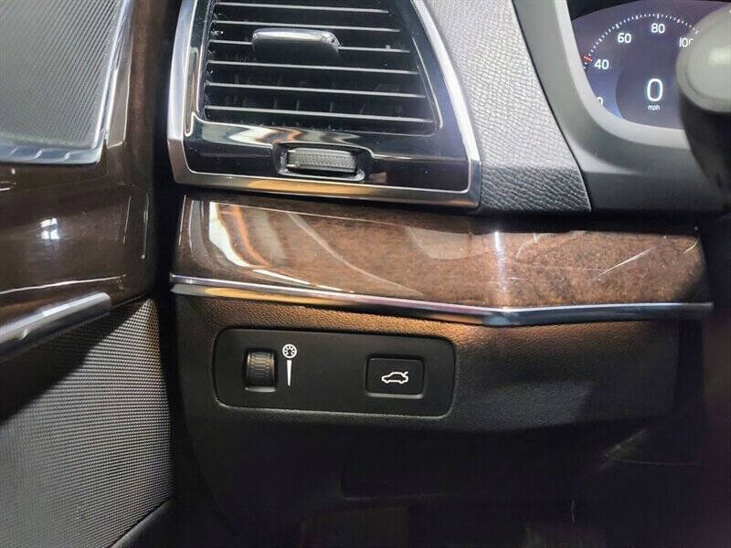 2016 Volvo XC90 T6 Momentum