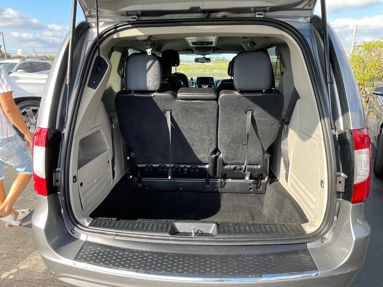 2016 CHRYSLER Town and Country Minivan - $11,900