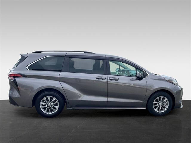 2022 Toyota Sienna LE 8-Passenger