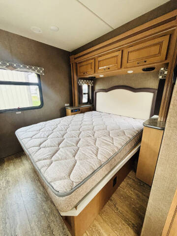 2017 Thor Motor Coach Hurricane 31S