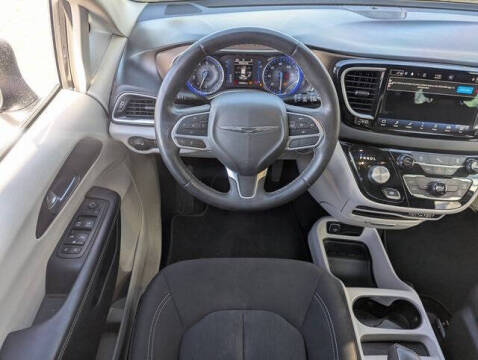 2022 Chrysler Voyager LX