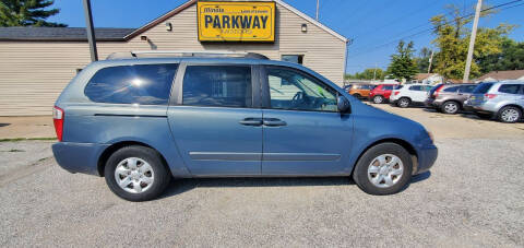 2007 Kia Sedona for sale at Parkway Motors in Springfield IL