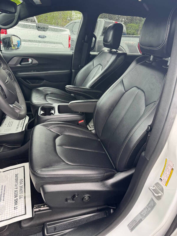 2025 Chrysler Pacifica Select