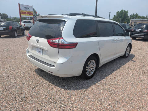 2017 Toyota Sienna XLE 7-Passenger Auto Access Seat