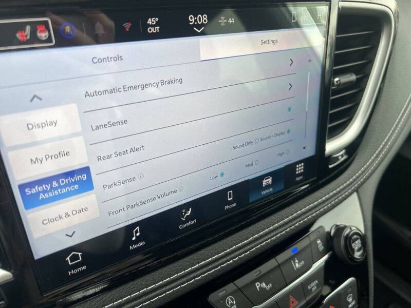 2026 Chrysler Pacifica Select