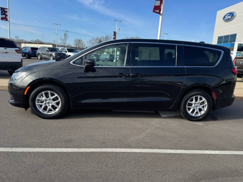 2022 Chrysler Voyager LX