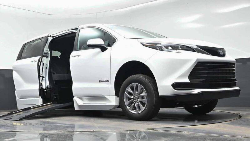 2025 Toyota Sienna LE 8-Passenger