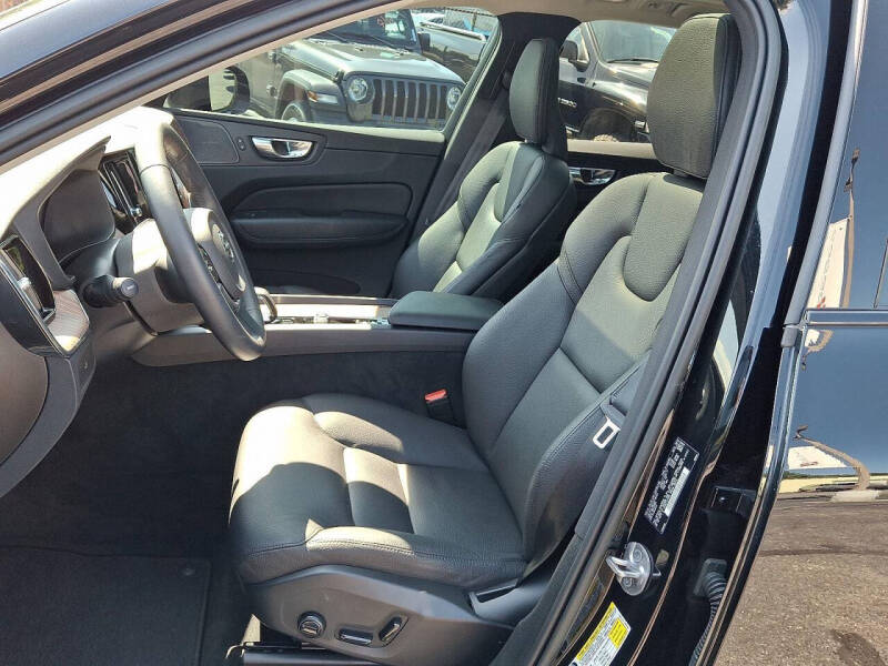 2023 Volvo XC60 B5 Plus Dark Theme