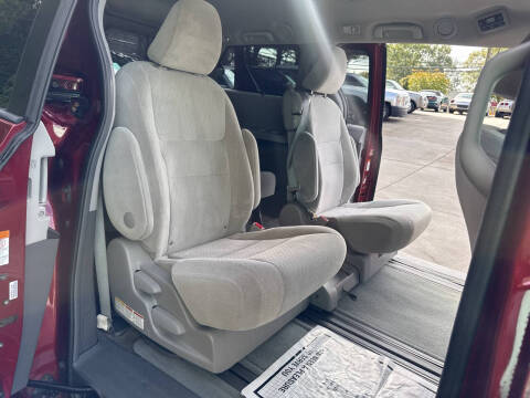 2015 Toyota Sienna LE 7-Passenger Auto Access Seat