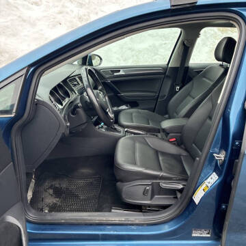 2019 Volkswagen Golf SE
