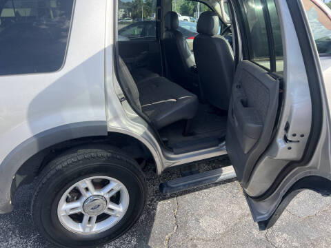 2004 Ford Explorer XLS