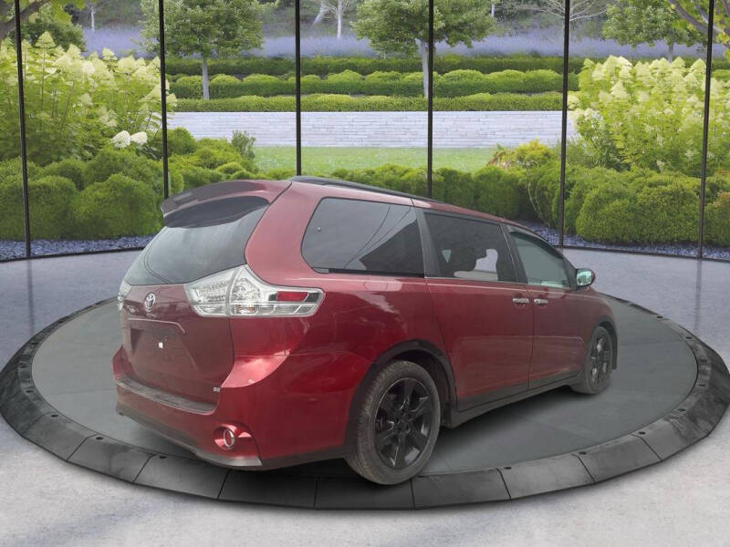 2014 Toyota Sienna SE photo 3