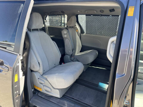 2013 Toyota Sienna LE 8-Passenger
