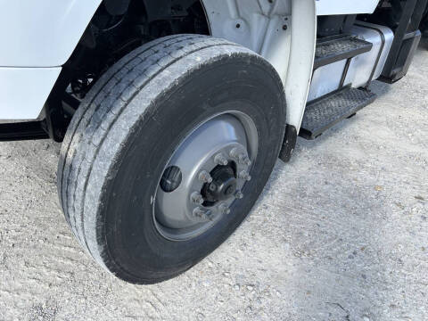2017 Freightliner M2106 Truck