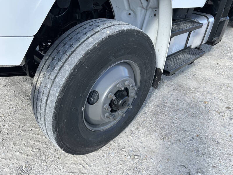 2017 Freightliner M2106 Truck