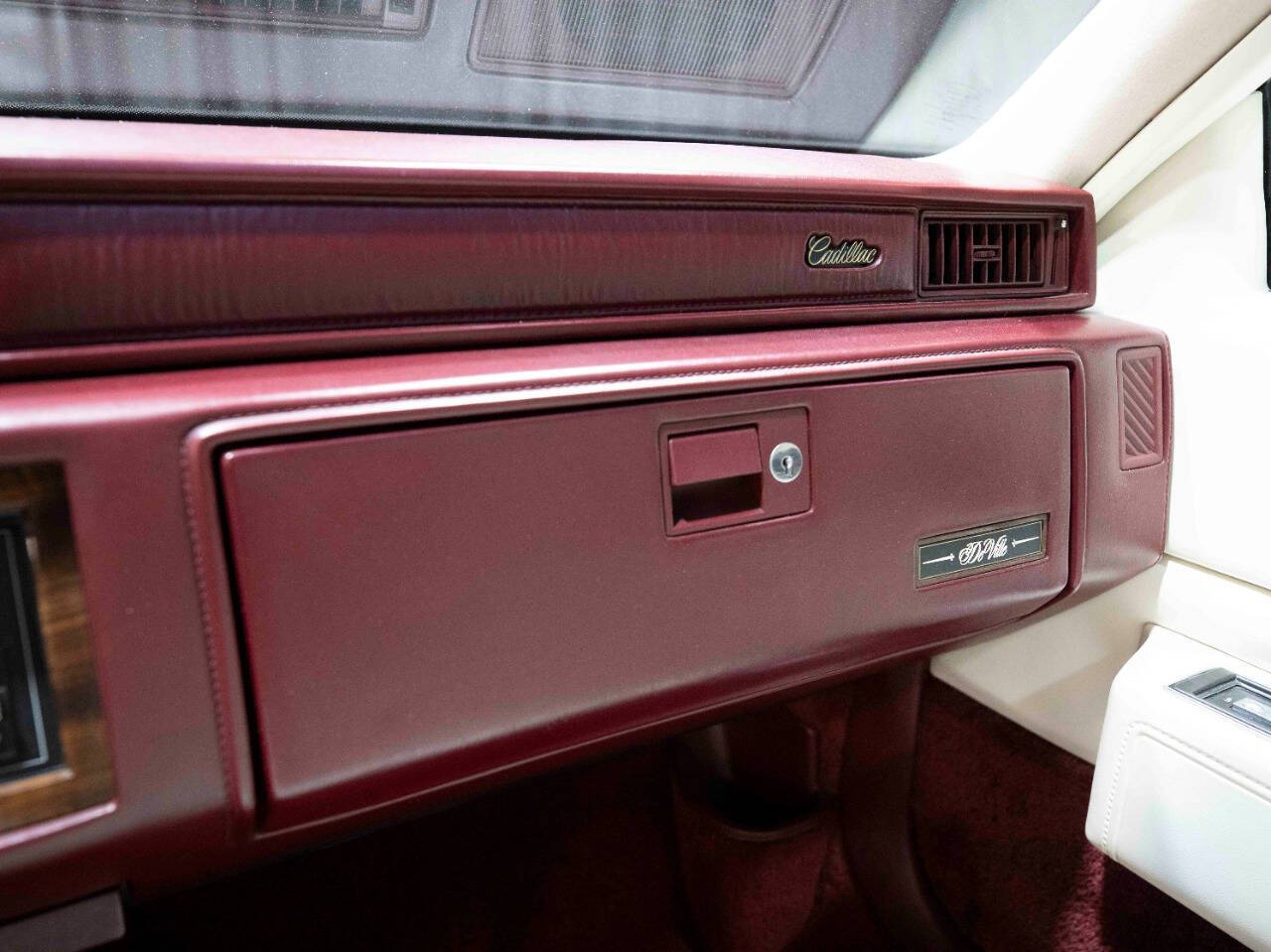 1990 Cadillac DeVille 46
