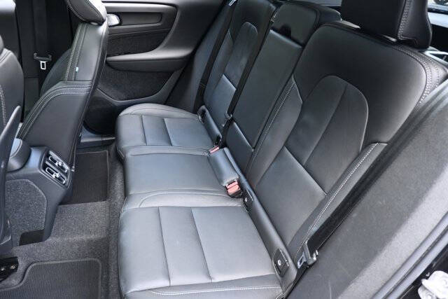 2025 Volvo XC40 B5 Plus Dark Theme