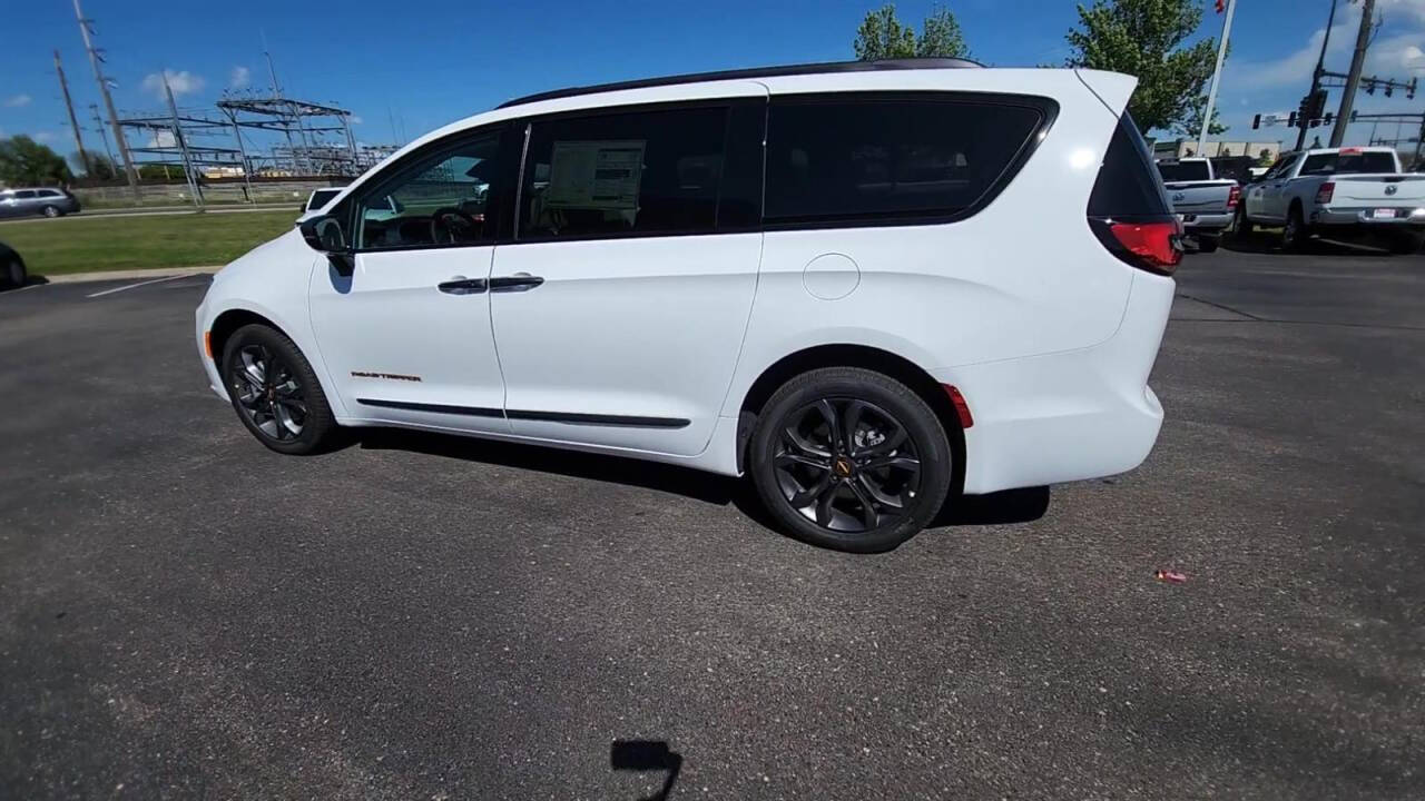 2024 Chrysler Pacifica for sale at Victoria Auto Sales in Victoria, MN