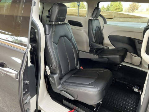 2022 Chrysler Voyager LX