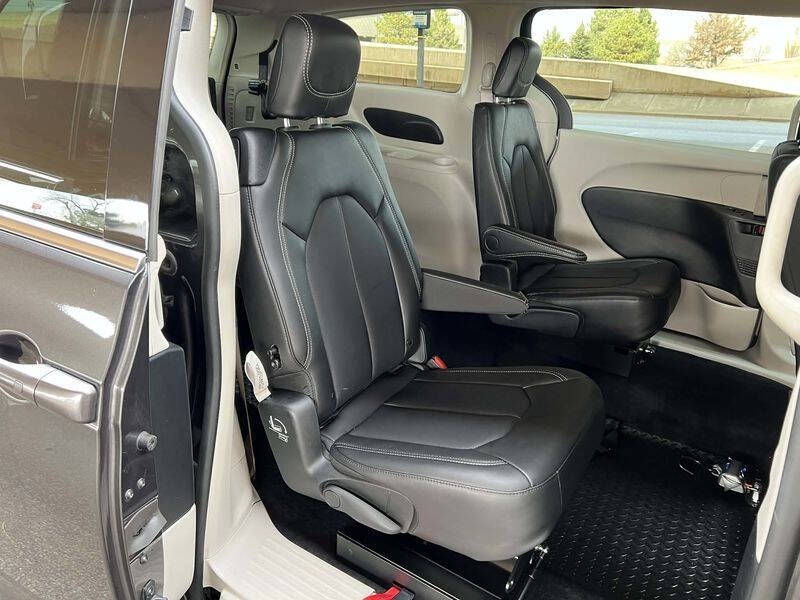 2022 Chrysler Voyager LX