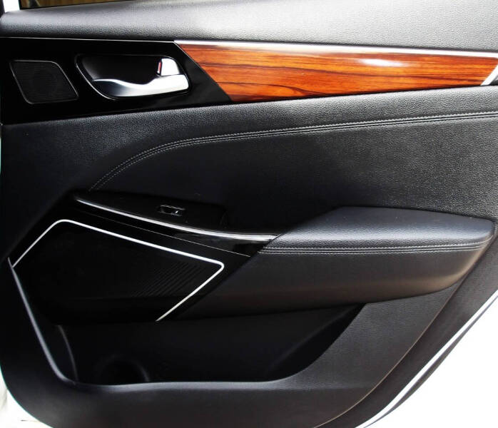 2019 Kia Cadenza Technology