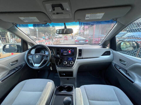 2017 Toyota Sienna LE 8-Passenger