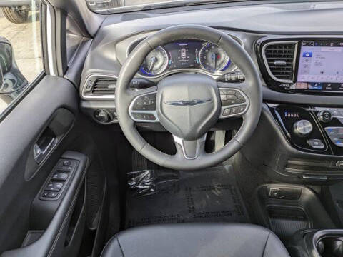 2025 Chrysler Voyager LX