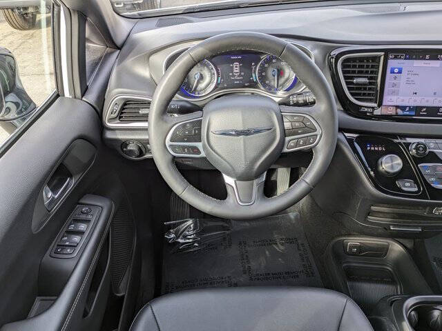 2025 Chrysler Voyager LX