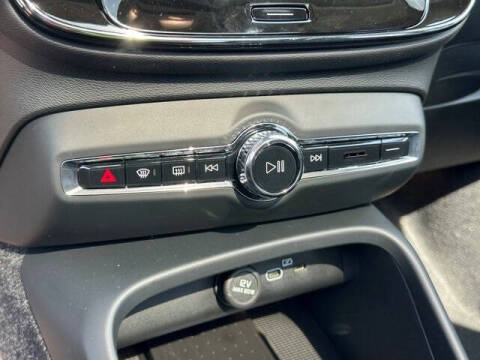 2025 Volvo XC40 B5 Ultra Bright Theme