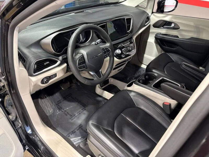 2024 Chrysler Pacifica Plug-In Hybrid Select