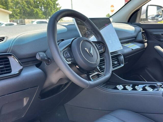 2025 VinFast VF8 Eco