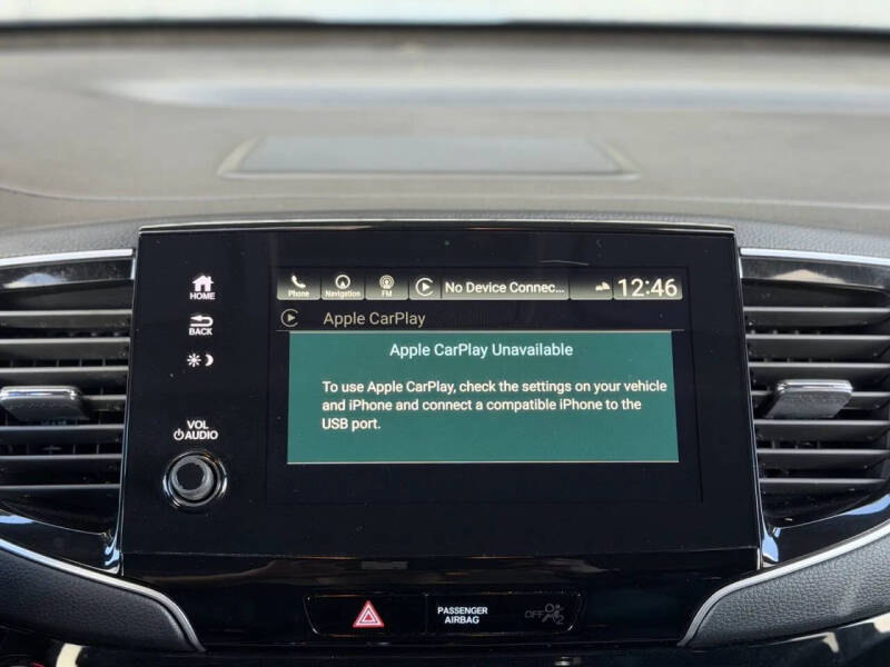 2022 Honda Pilot Touring w/Rear Captain's Chairs