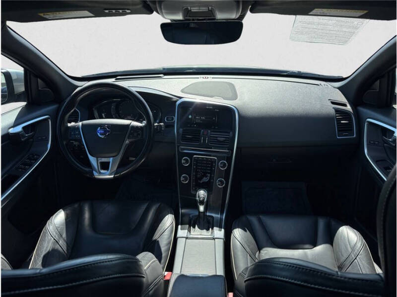 2017 Volvo XC60 T6 R-Design