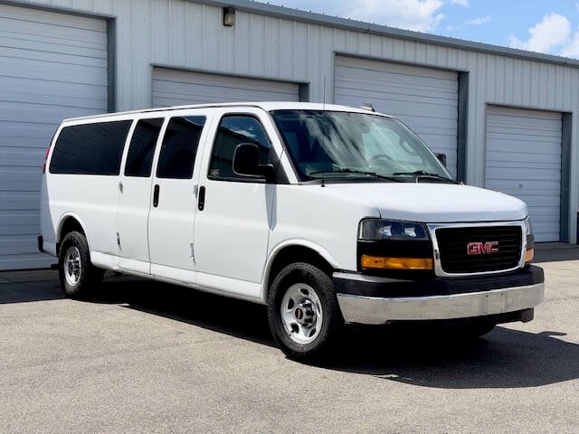 2018 GMC Savana Passenger LT photo 3