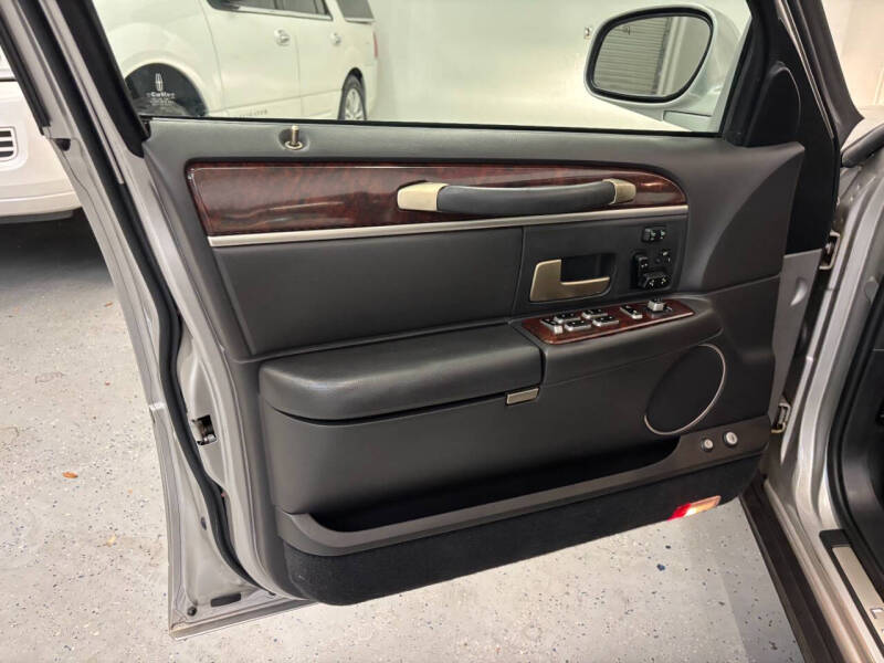 2006 Lincoln Town Car Signature Limited